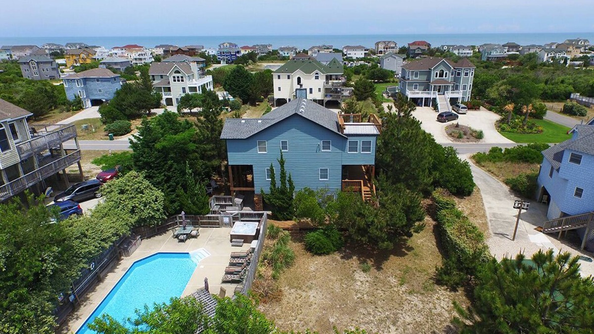 Whalehead Beach House | My Happy Place: Private Pool & Hot Tub, Rec Room w/Foosball and Air Hockey