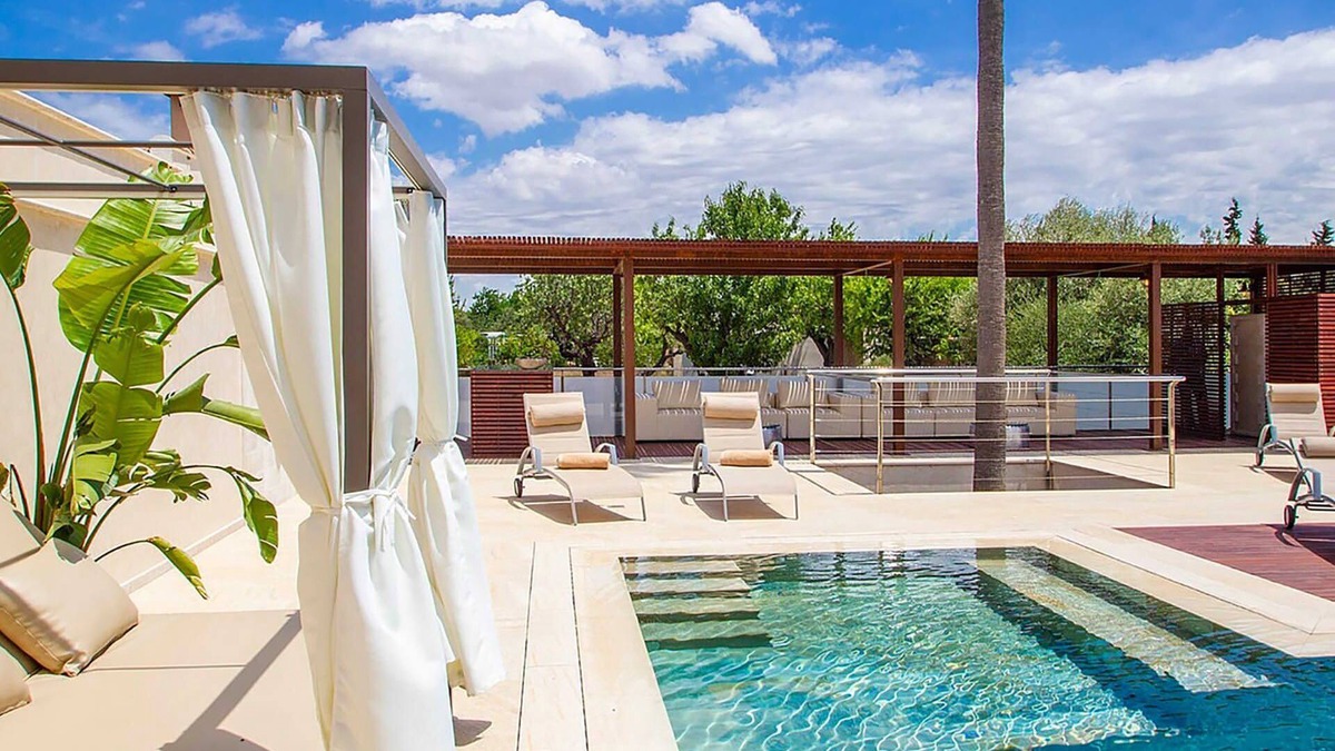 Establiments Villa | My Rental Homes | Villa The World with salted pool, garden and a gym room