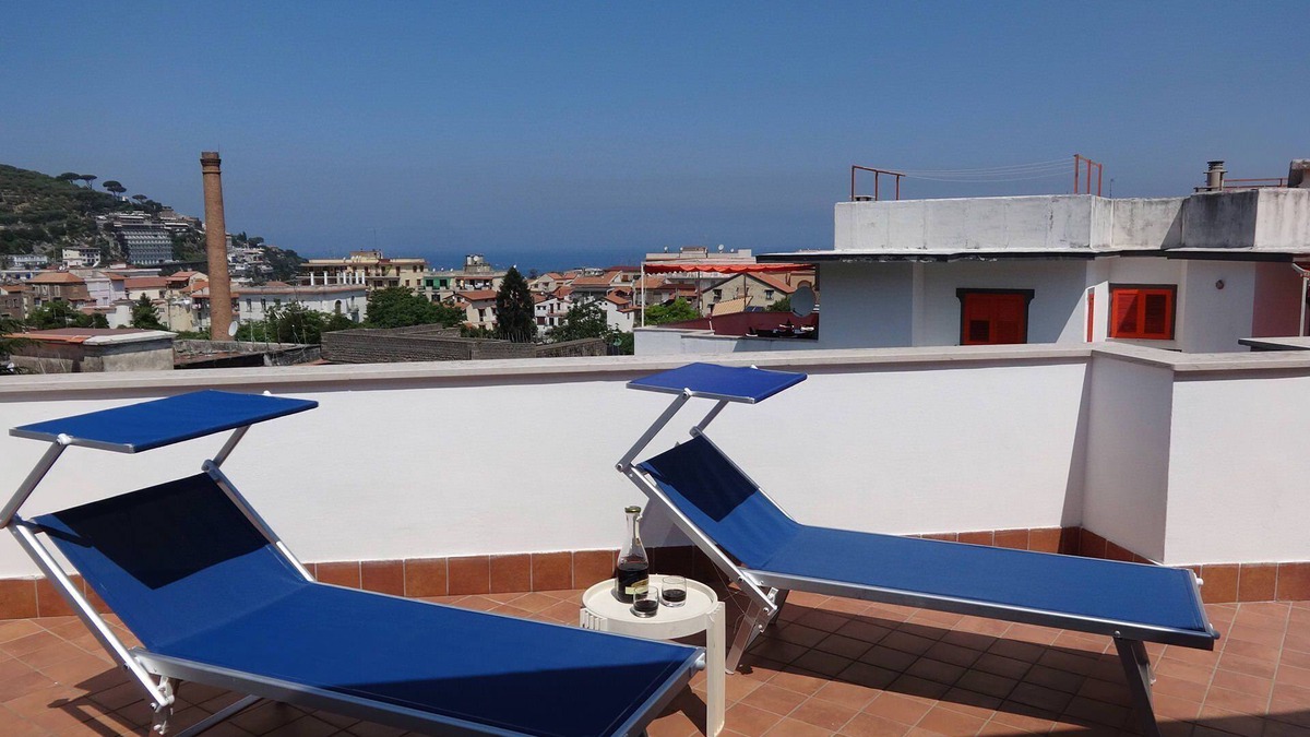 Sorrento Historic Centre Apartment | My Rental Homes - Apartment Snicher with shared pool and bright living room