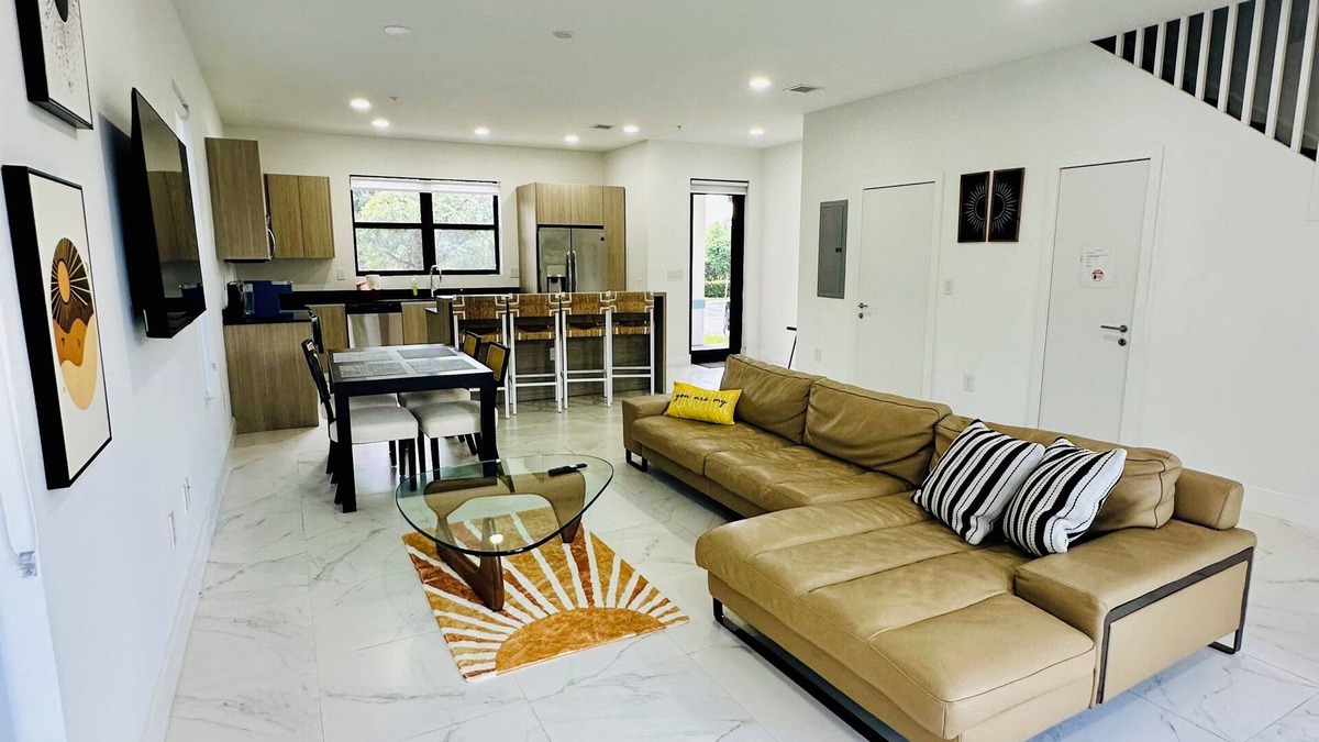 Miramar House | My Sunshine-Spacious 3BD 2.5 BA Home-Free-Parking-Mins to HardRock & FLL Airport