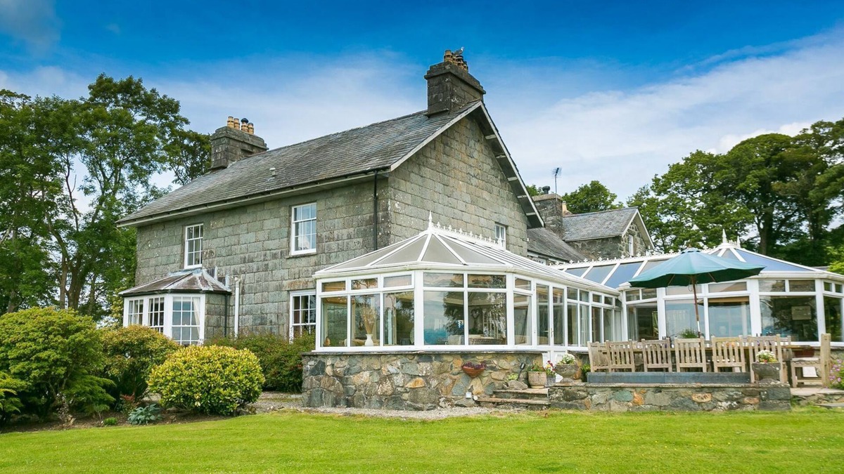 Criccieth Cottage | Mynydd Ednyfed - a sea view that sleeps 21 guests in 10 bedrooms