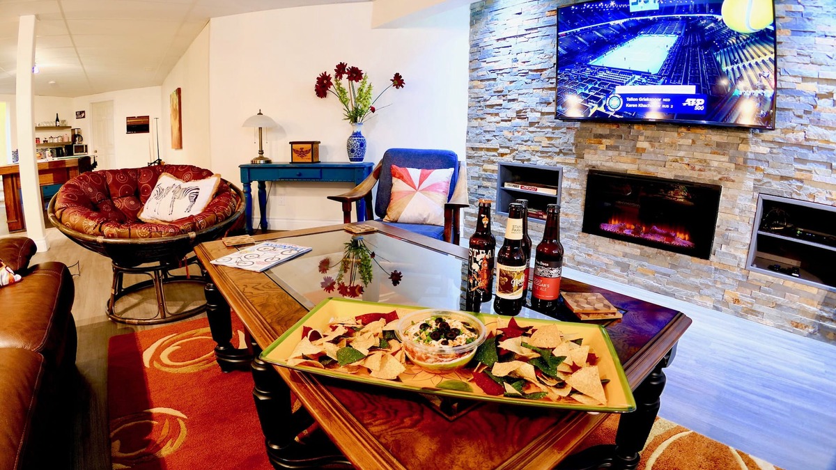 Southeast Kelowna House | Myra Park Bike Hike—Rural Retreat