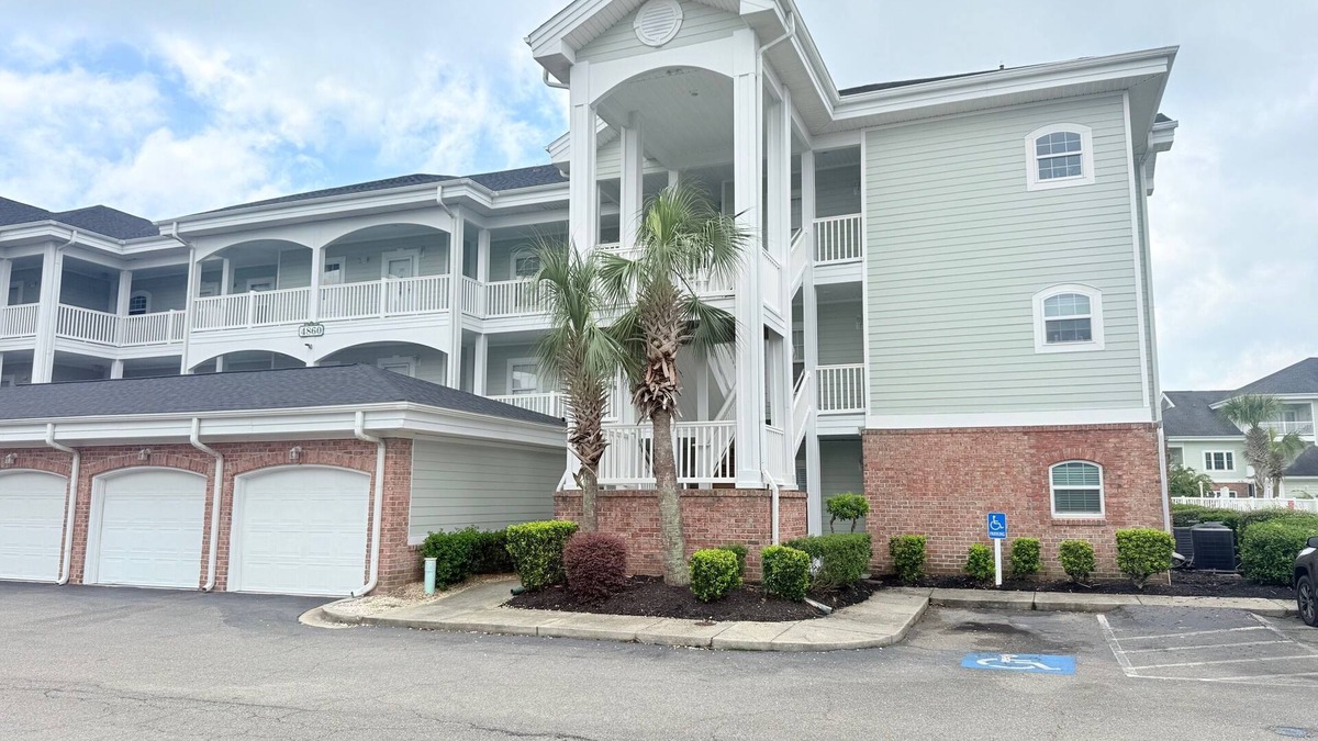 Central Myrtle Beach Condo | Myrtle Beach 2 Br Condo, Pool View,1 mile to beach, Close to Dining and Shopping