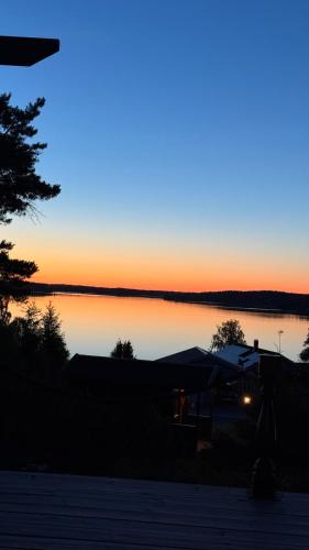 Sigtuna Villa | Mysig timmevilla med sjöutsikt