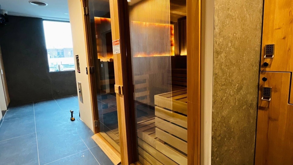 East Orange Apartment | n 1-bedroom apartment with AC, gym, sonar , hot tub in East Orange