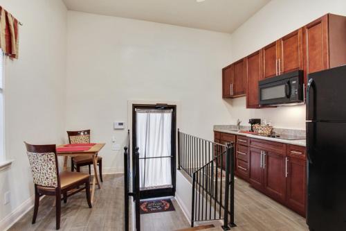 Mid-City District Apartment | N Broad Studios