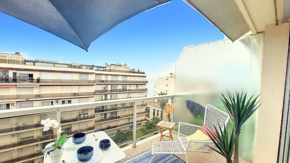 Les Baumettes Apartment | N&J - LIFESTYLE - Balcony - Modern