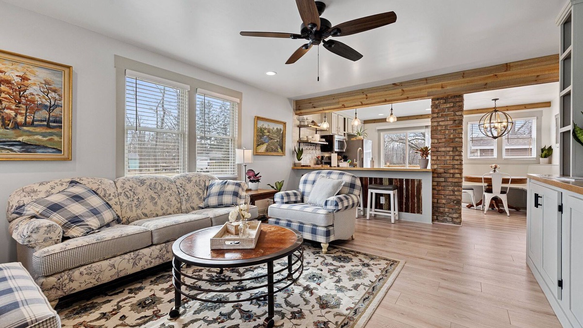 Benton Harbor House | N Shore Bungalow-Close to St Joe, beaches, golf, wineries, 45 min to Notre Dame