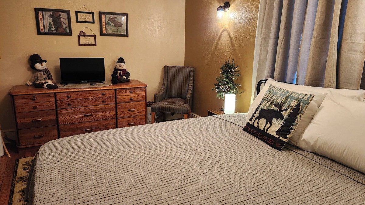 Petersburg House | n2 Bedrooms King & Queen main floor. addnLoft 2 twin beds seperate rooms fee