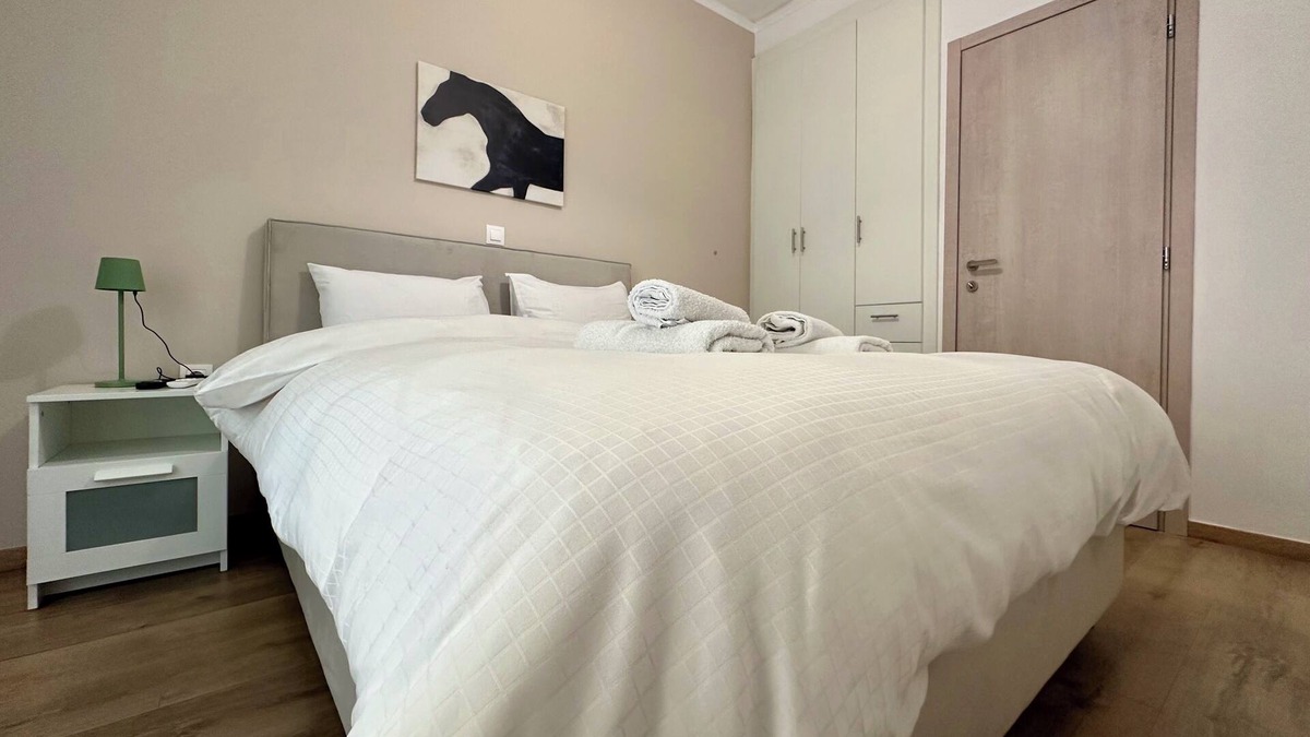 Petralona Apartment | N27 Purple Rainbow