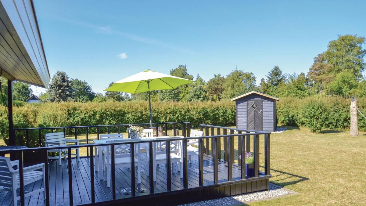 Næsby Strand House | Næsby Strand is a quiet area where you can swim from the jetties or directly from the beach.