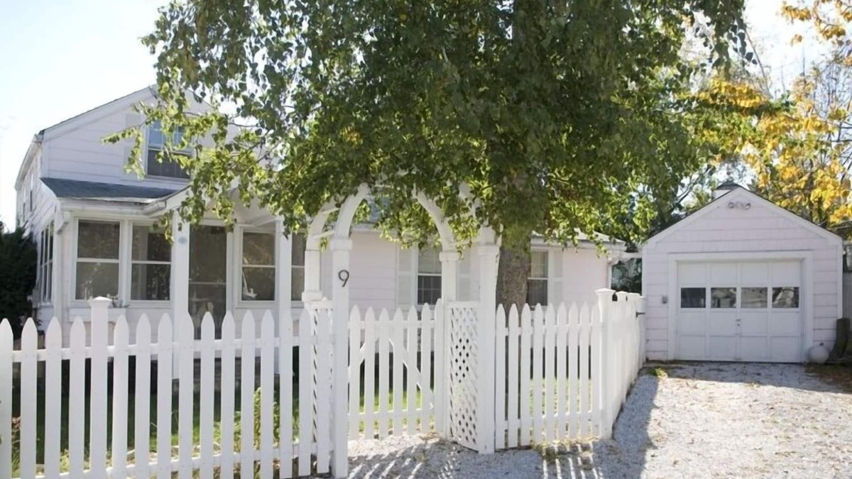 Westport Cottage | Nama-stay, sweet pink Saugatuck Shores beach cottage