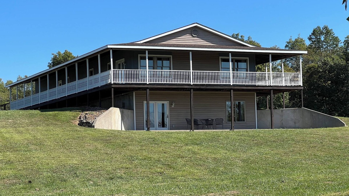 Bouvet Island House | Nanny's Place-Cozy Entire Home Getaway B&B by Shawnee Hills Wine Trail and Parks