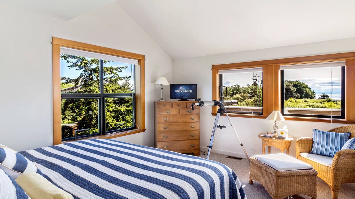 Friday Harbor House | Nantucket Style w/peak-a-boo view (KBC)