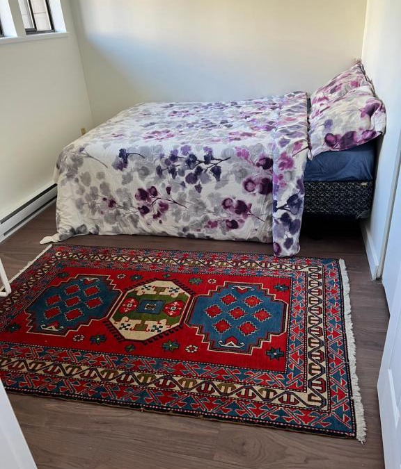 Central Lonsdale Bed & Breakfast | Naomi Home A cozy private room