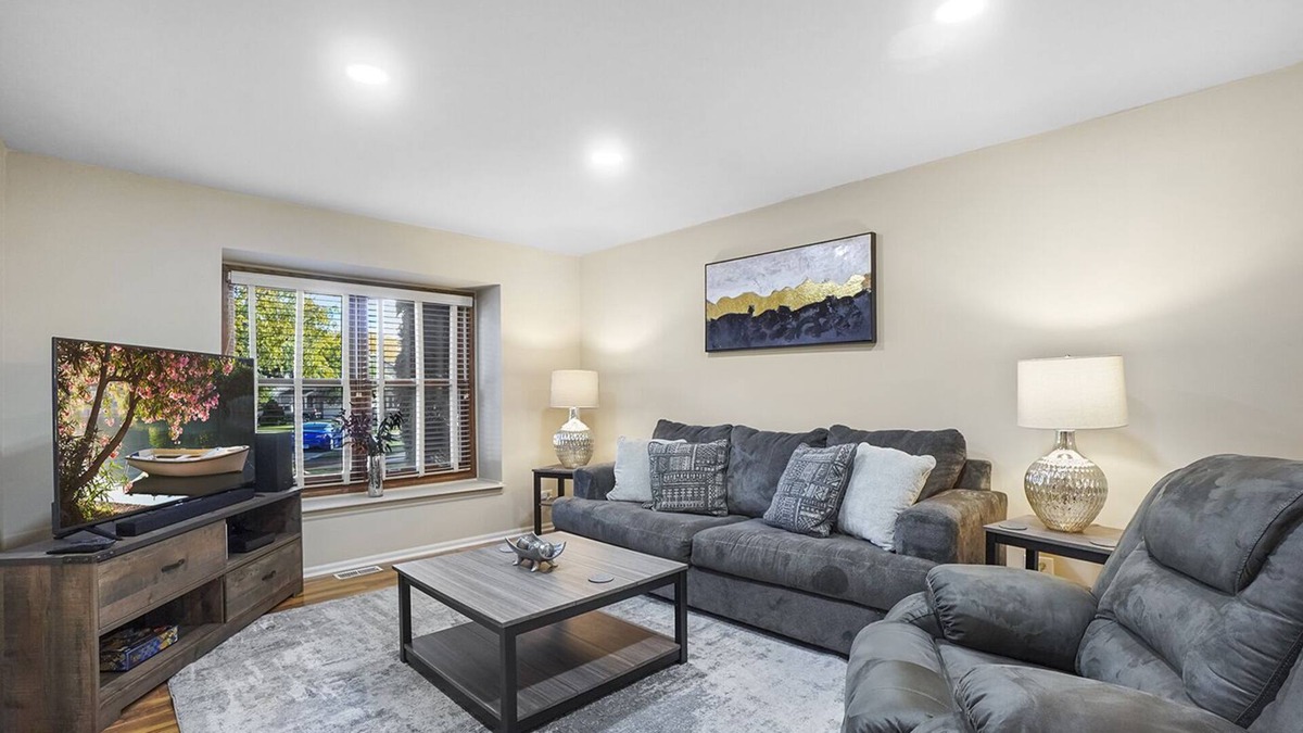 Fox Valley House | Naperville Rental - Woodview Ln