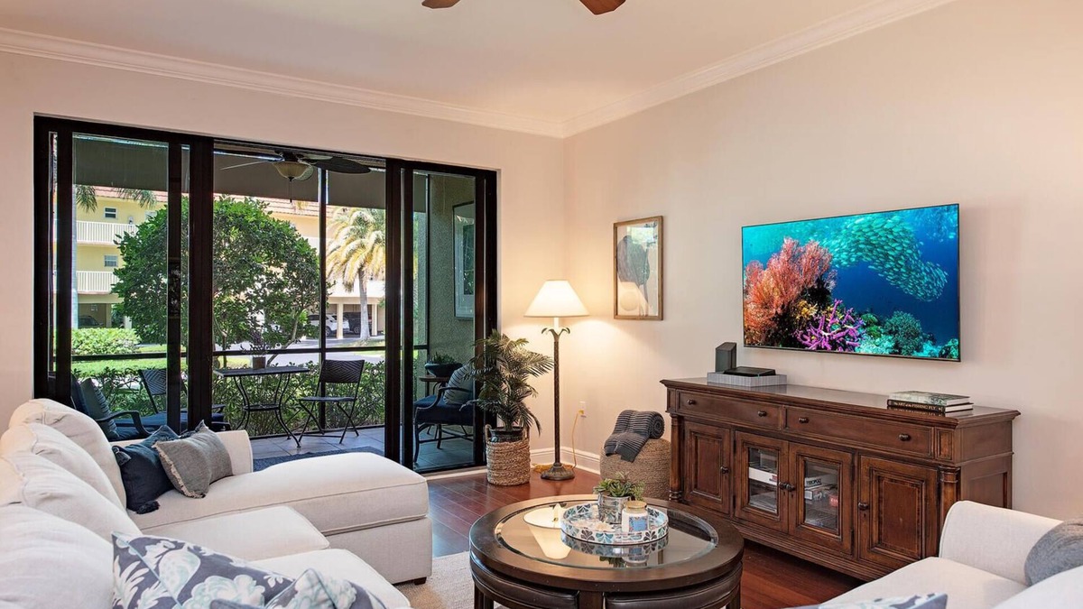 East Naples Resort | Naples Bay Resort- close to beaches and downtown