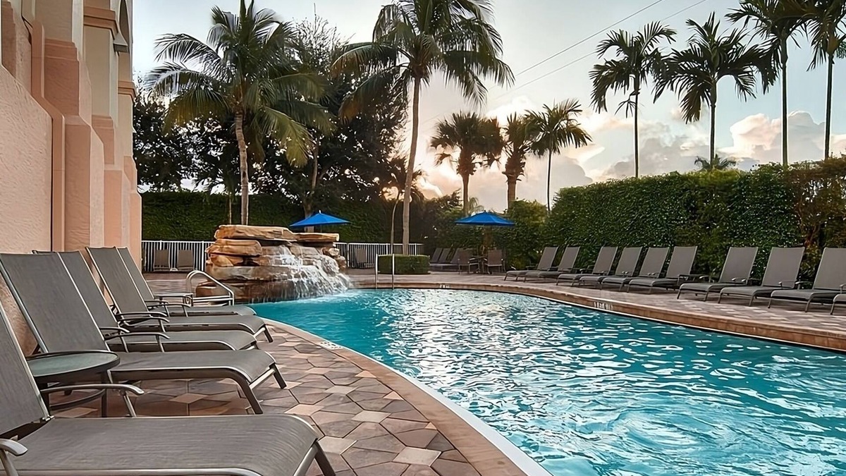 Park Shore Hotel | Naples Vacation Awaits! Elegant King Unit, Pool, Short Drive to the Beach