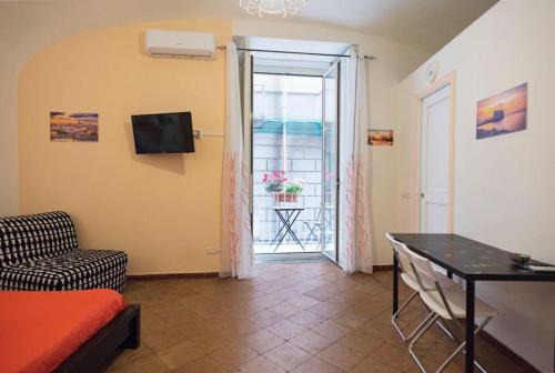 Rione Sanita Apartment | Napoli centro apartment A balcony in the heart of naples
