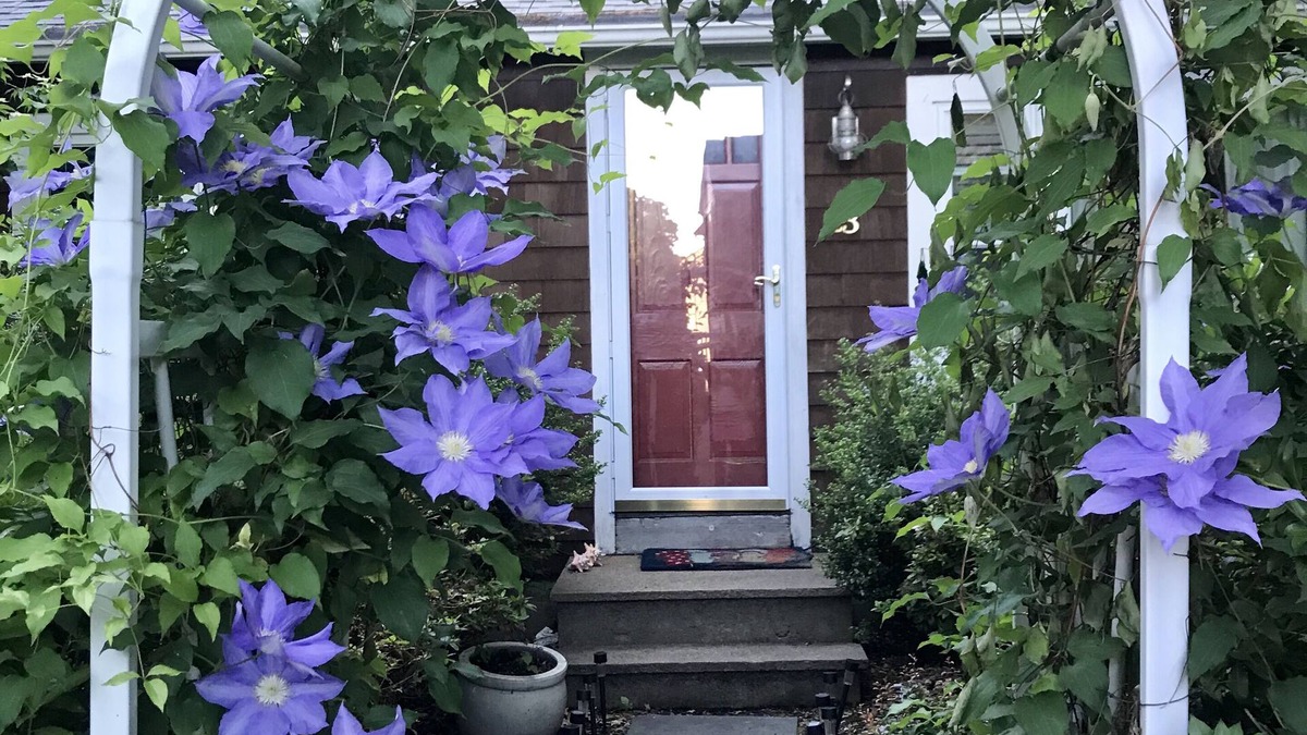 Saunderstown House | Narragansett Lake Cottage Right Next to Bonet Shores.