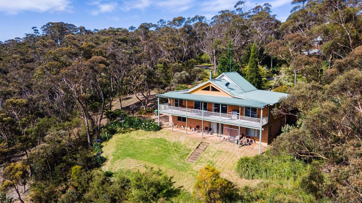 Katoomba Villa | Narrow Neck Lodge - Eclectic Cedar Lodge, 5 Bedroom, 3 Bathroom, Outdoor Jacuzzi, Fireplace, A/C, Ping-Pong, BBQ, Views