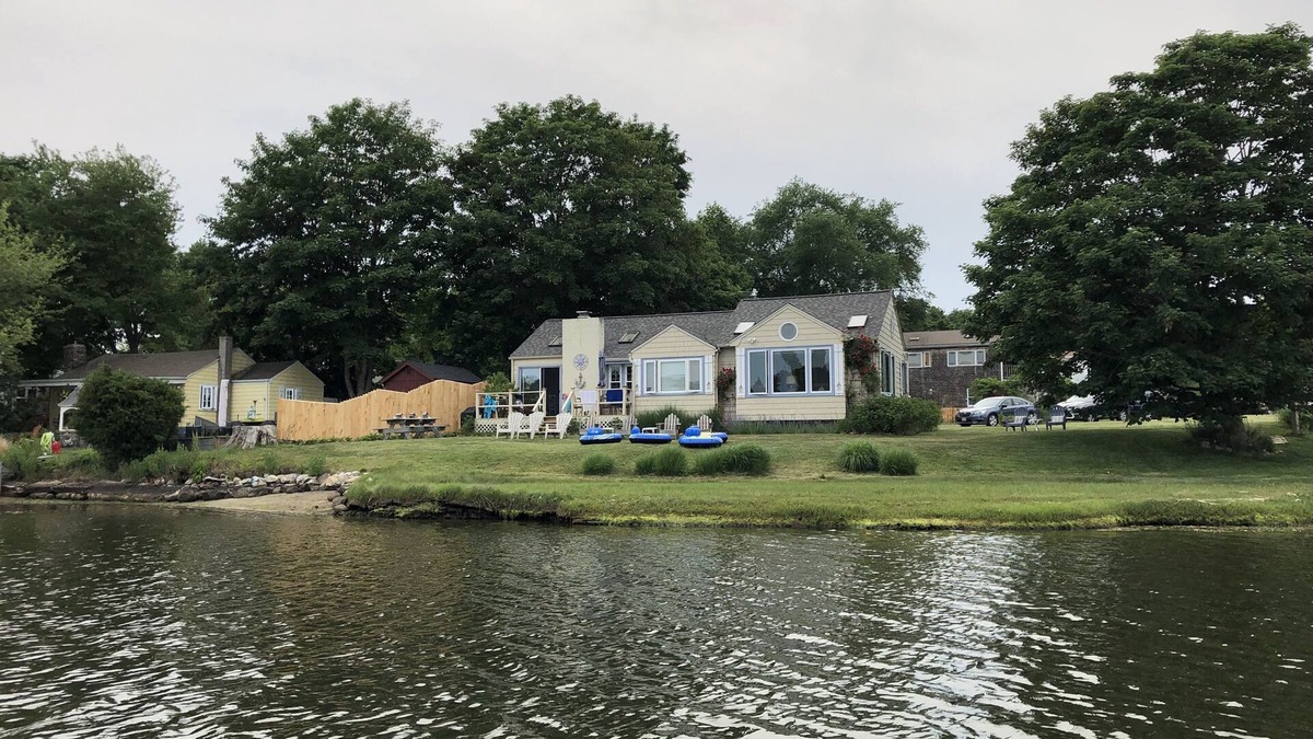 South Kingstown Cottage | Narrow River Waterfront! Kayaks SAVE THIS week Fall getaways Sept&Oct! wk/wknds!