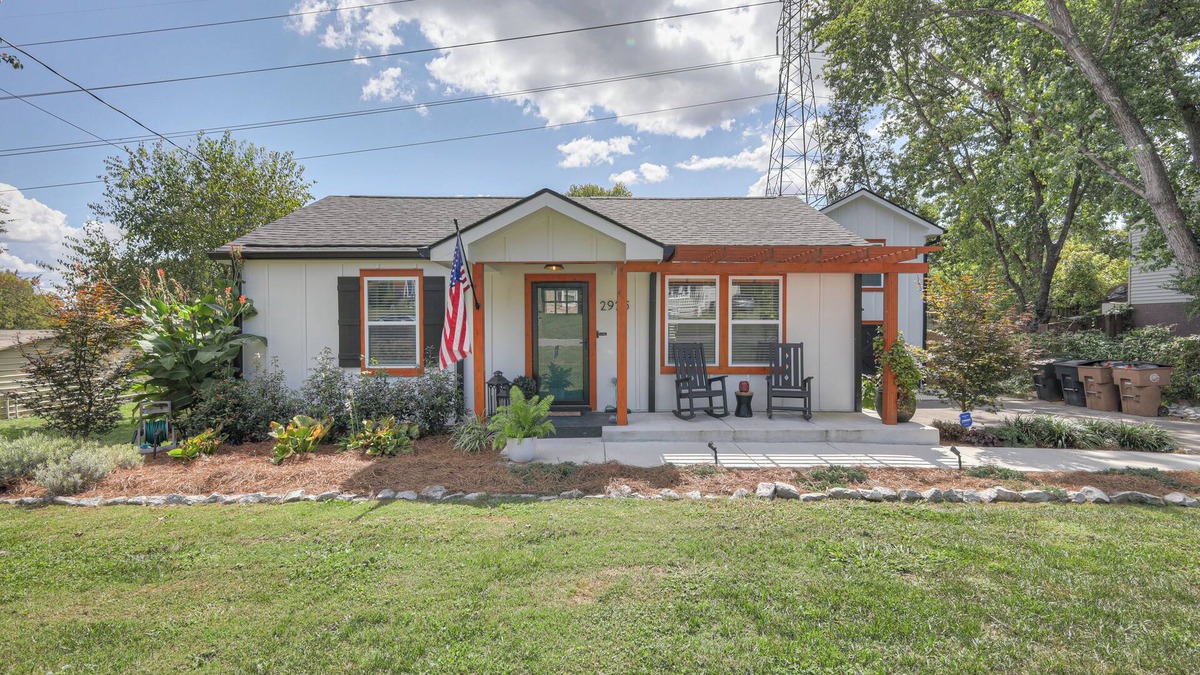 Cloverhill House | Nashville Carriage House - Charming comfy 4BR, 3BA w hot tub, firepit and albums