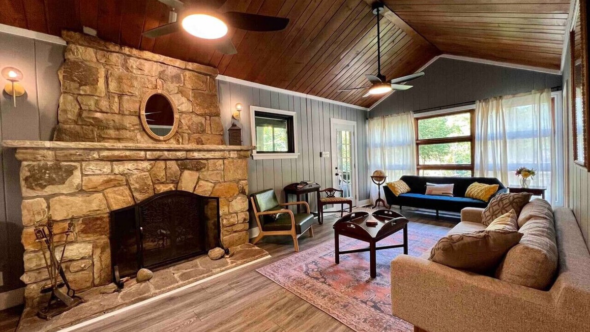 Ellwood City Cabin | Nate`s Cabin at Water`s Edge