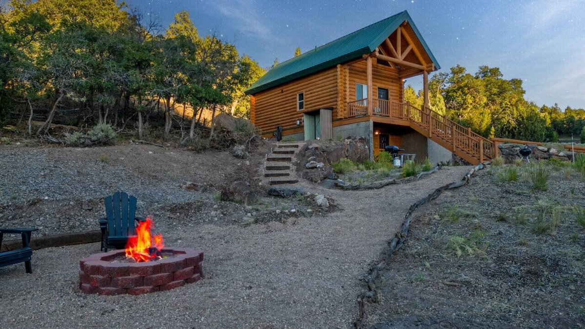 Alton Cabin | National Parks - Cowboy Hot tub and UFO Sightings