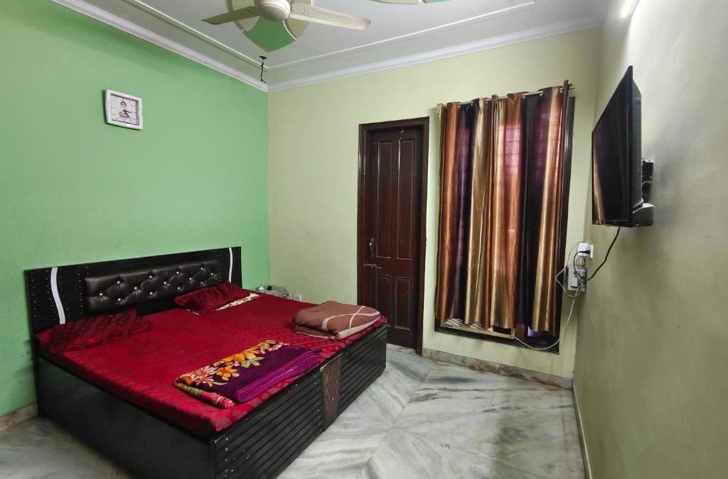 Azadpur House | Natural Light Comfortable Room Friendly Home Stay