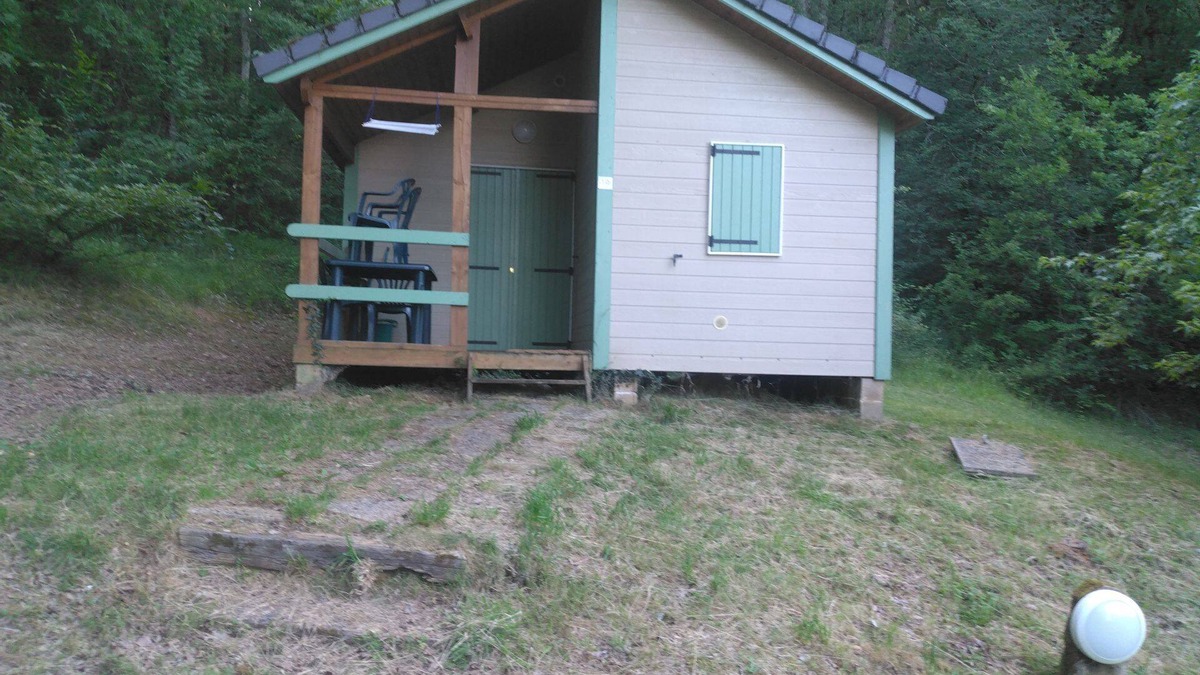 Lissac-sur-Couze Ski Chalet | Nature and lake chalet in a residential leisure park with swimming pool