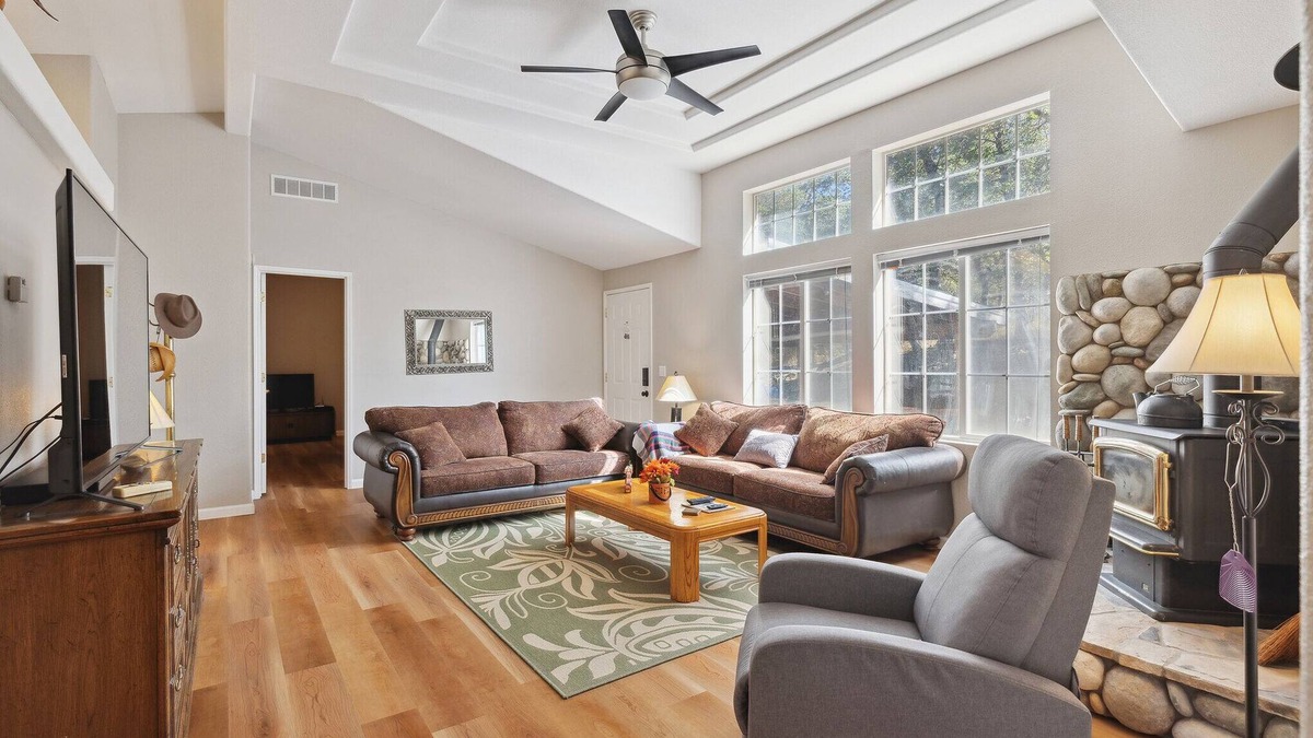 Murphys House | Nature Lover's Lodge on 6 Acres: Fast Internet Included