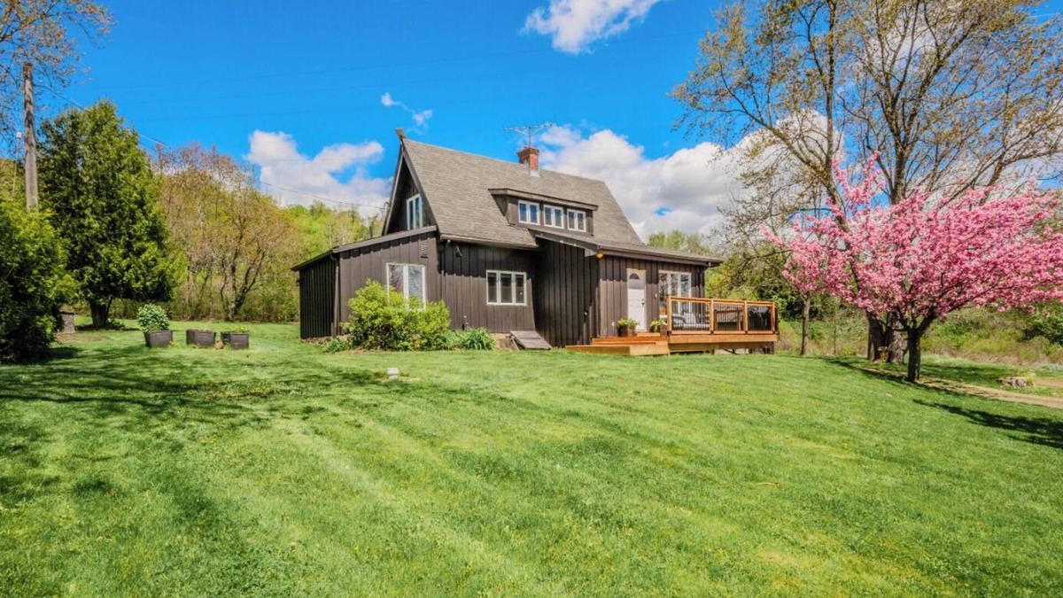 Burlington Cottage | Nature Lovers' cottage on the escarpment with gorgeous views - 5 min to downtown