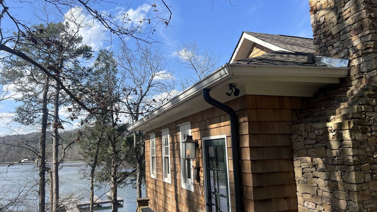 Groveoak House | Nature lover’s dream with this secluded waterfront cabin on Lake Guntersville!