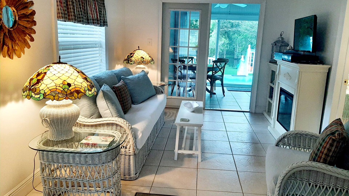 Nobleton Cottage | NATURE LOVERS RETREATnRELAX OR EXPLORE AT YOUR RIVER FRONT DOOR.nnnn