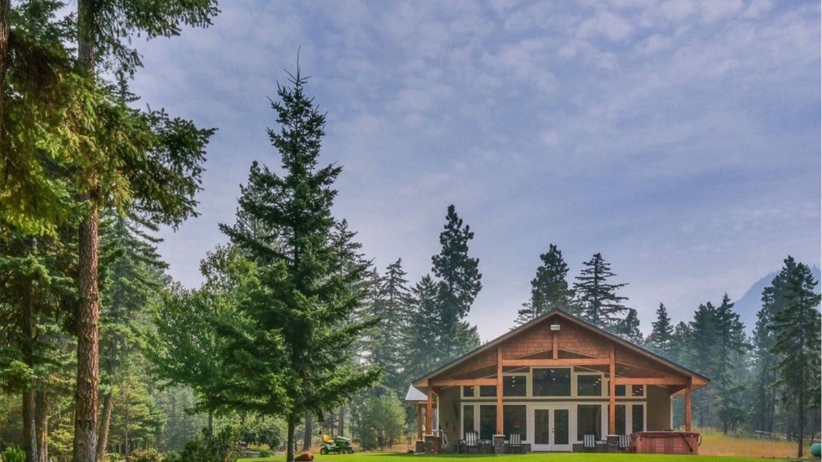 Cle Elum Cabin | Nature Retreat with Wildlife Views, Hot Tub, and Cozy Amenities – Sleeps 12!”