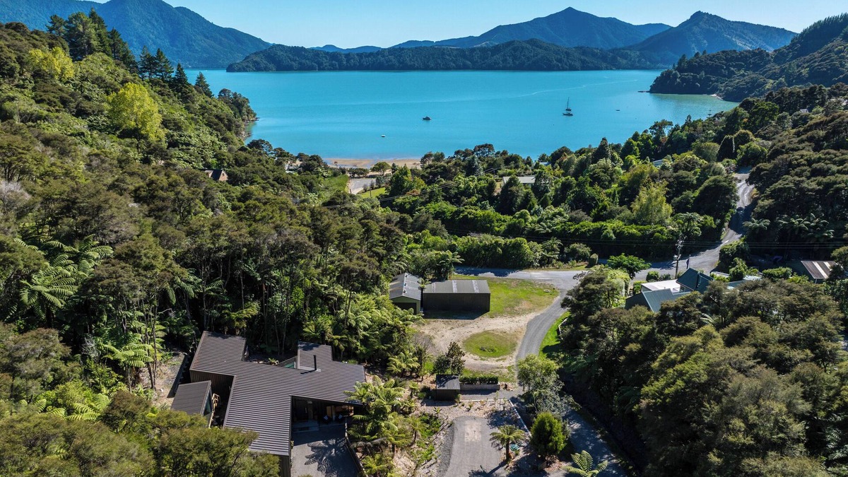 Moetapu Bay House | Nature's Luxury - Moetapu Bay Holiday Home