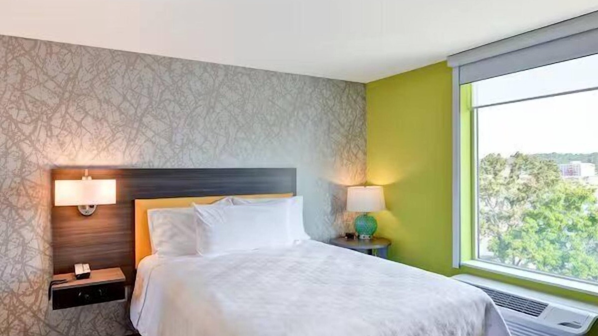 Lake Hamilton Hotel | Nature’s Nook: Lake View, Full Kitchen, Pet-friendly, Free Breakfast & Parking!