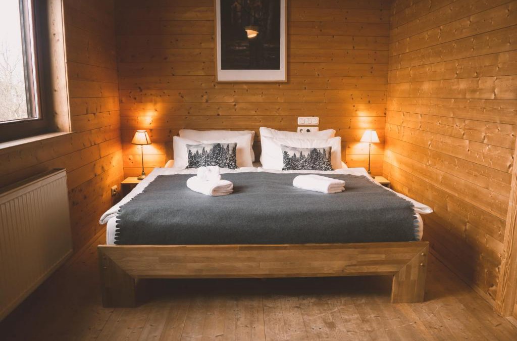 Vogtareuth Apartment | Naturnahes Familienchalet mit Garten - Wifi - Netflix - nur 15 Minuten vom Chiemsee und 35 Minuten von München entfernt