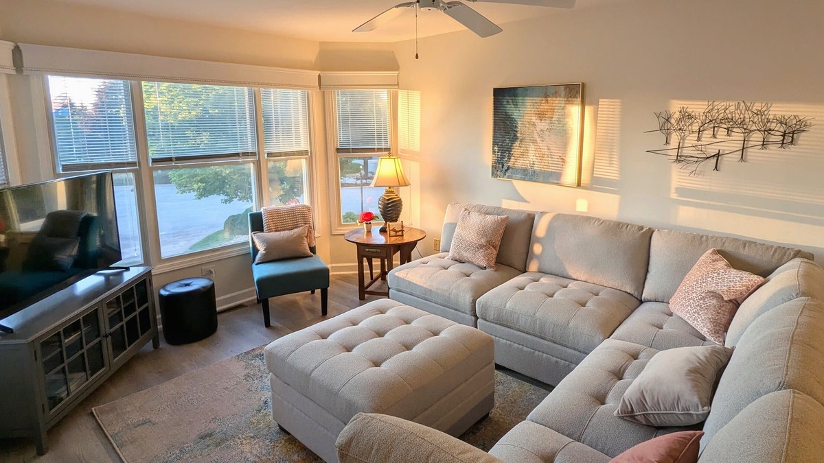 Manistee House | Navigate Manistee for beaches, pools, & outdoor adventure!