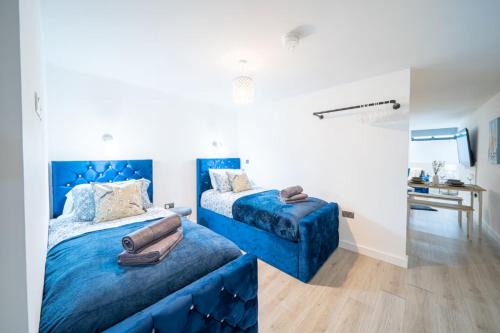 Bradford Apartment | Navy Diamond Apartment in Bradford!