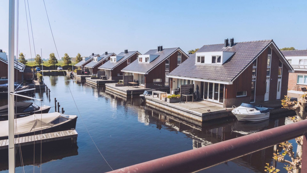 Uitgeest House | Nce apartment with roof terrace and lake view