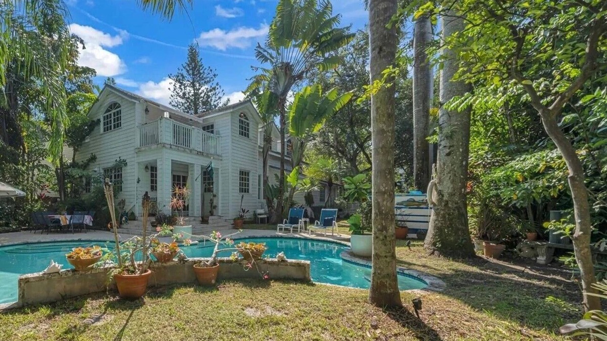 Northeast Coconut Grove House | NE Coconut Grove pool home, family & pet friendly, huge yard, & guest house.