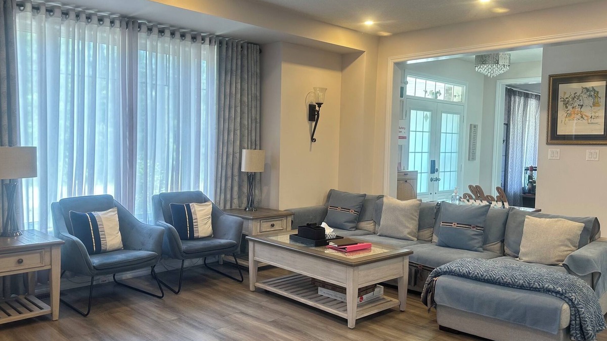Niagara Falls House | Near 3m Costco plaza. 5m to Walmart Close QEW highway. 8m to Niagara Falls.