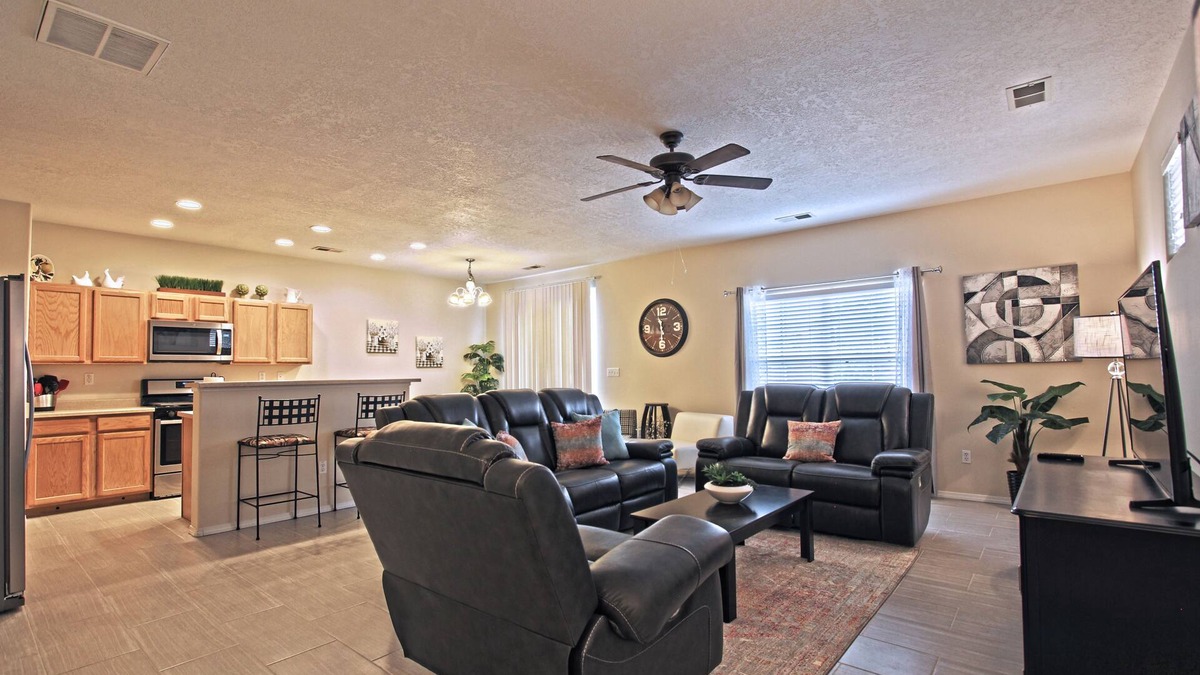 Victory Hills House | Near Airport, University, Stadiums & more. Sleeps 8 by a Premier Partner Host!