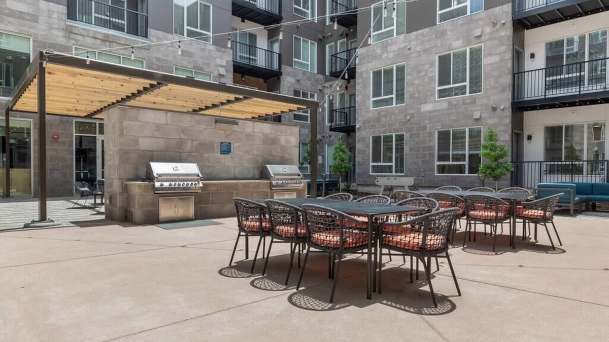 Jewell Heights - Hoffman Heights Apartment | Near Airport/Walk to Children's Hospital