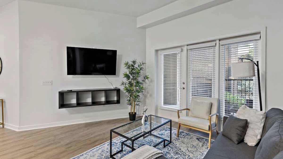 Cherry Apartment | Near CPCC & light Rail | Pool, Gym, W/D & Parking