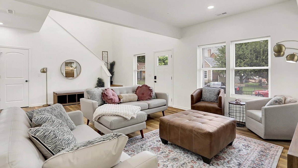 Near Eastside House | Near Downtown Chic & Spacious 4BD + 2 Car garage