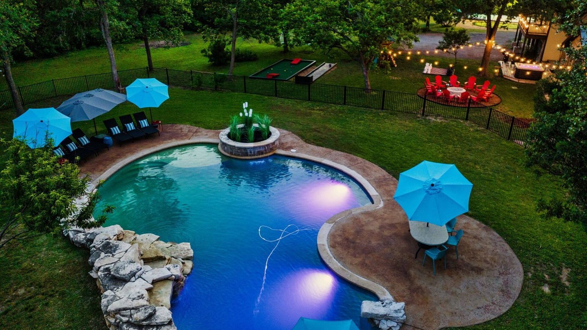 Stoneridge Place House | Near Downtown~Pool on 2 Acres~Pickleball~Sleeps 22