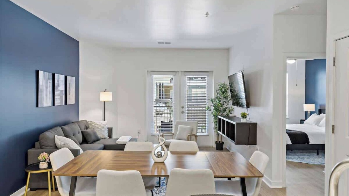 Cherry Apartment | Near DT & CPCC Lynx | Pool, Gym, W/D, Parking,